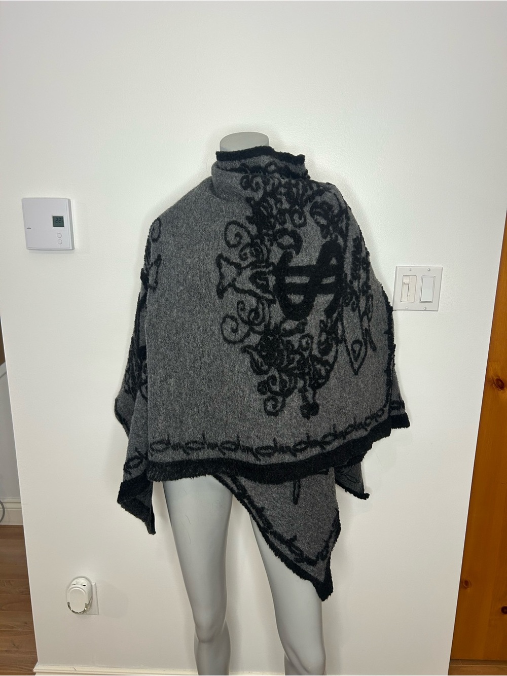 Women's Gray & Black Patterned Poncho Wrap